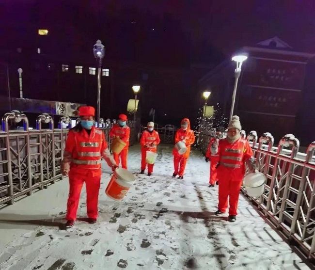 工作动态 | 环卫工人撒盐融雪保畅通——午夜两性视频遵义分公司