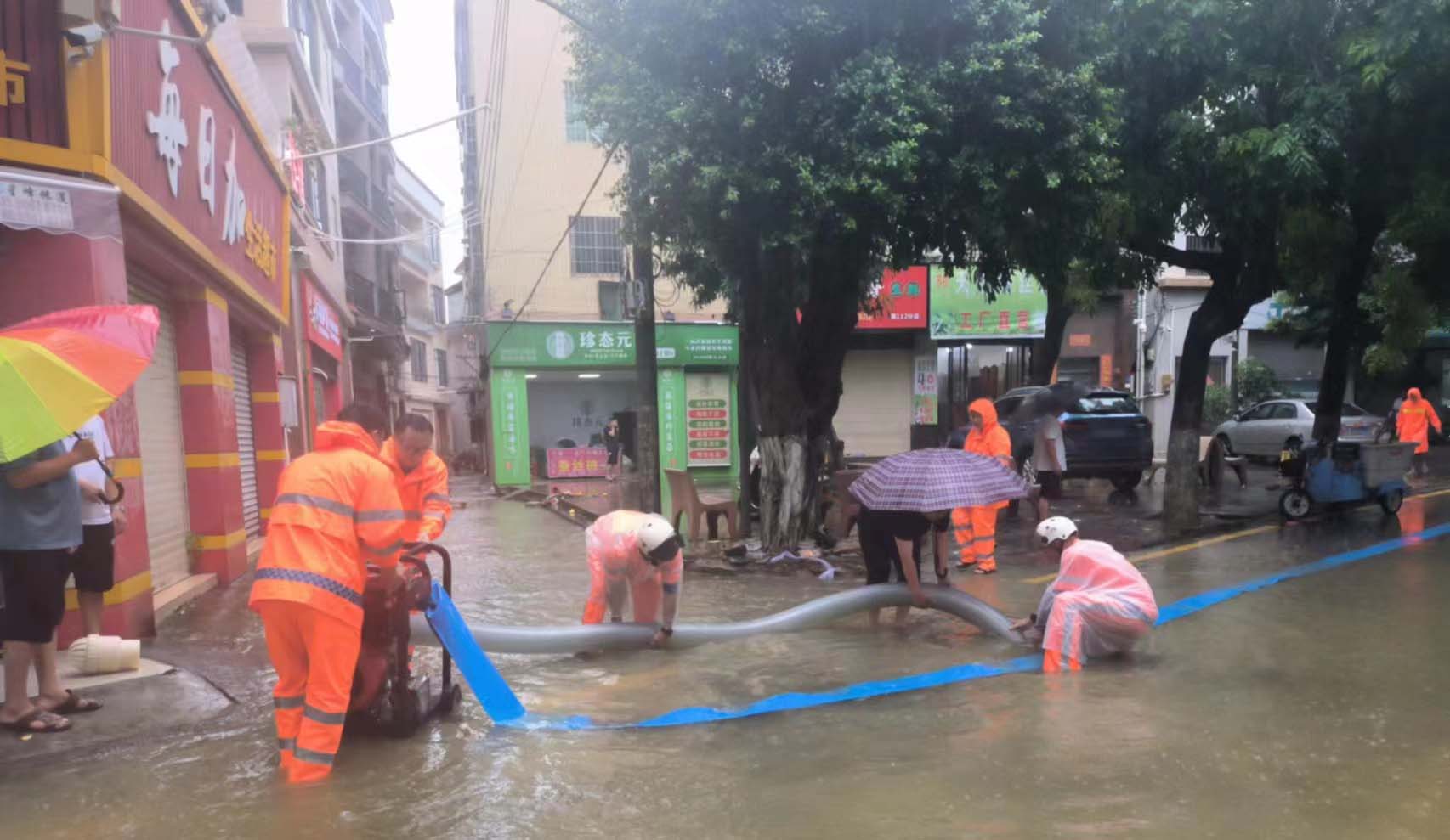 闻“汛”而动 | 风雨无阻，午夜两性视频人坚守一线守护城市安全